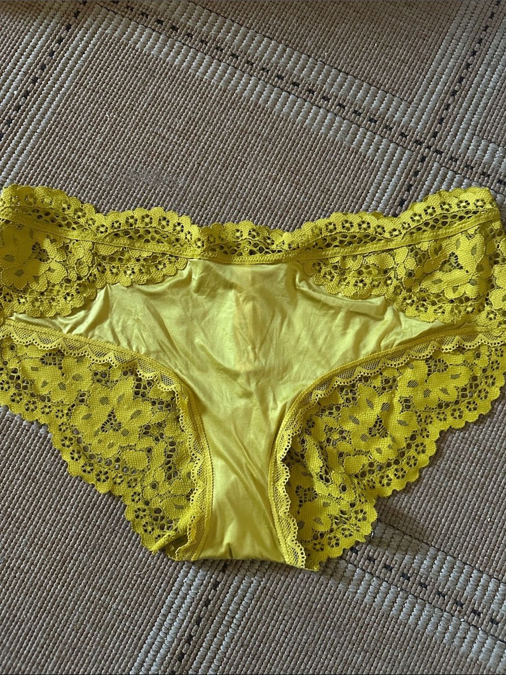 NWT Victoria's Secret Yellowish gold Body By Victoria Lace Hiphugger hipster
